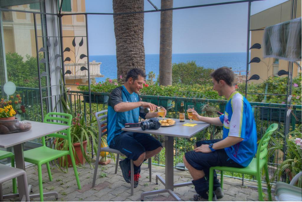 Hotel Deutsche Familien Финале Лигуре Екстериор снимка