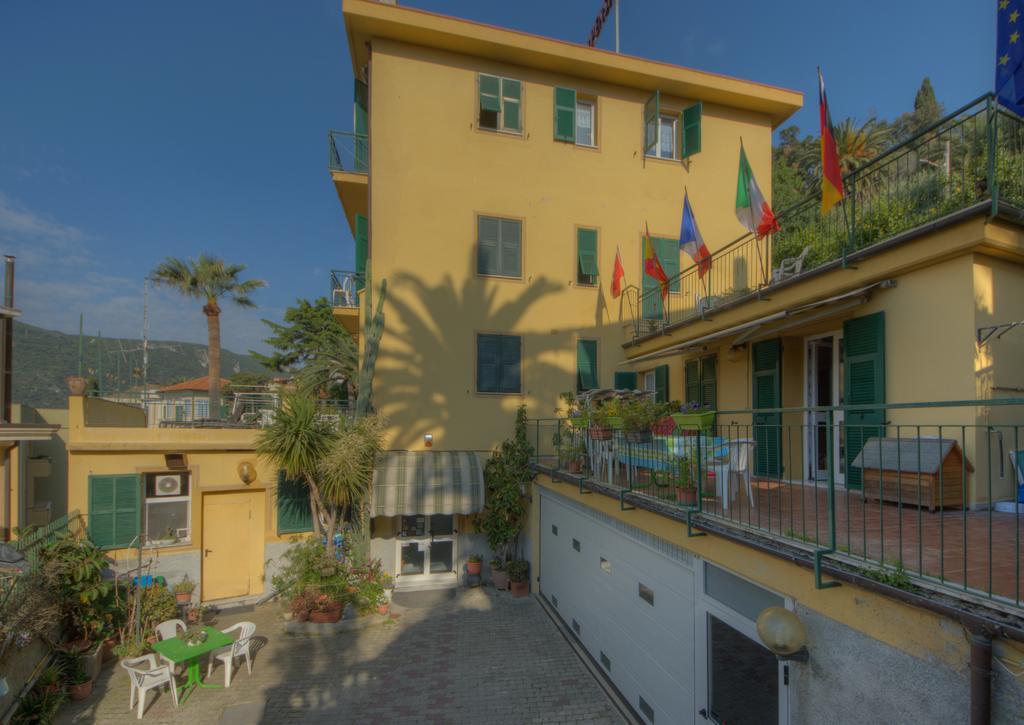 Hotel Deutsche Familien Финале Лигуре Екстериор снимка